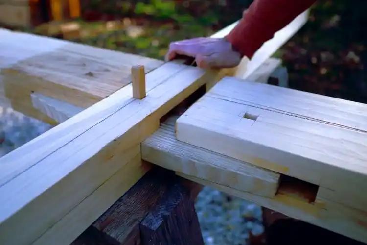 老外也会传统手艺,纯手工打造卯榫结构,真是很漂亮!