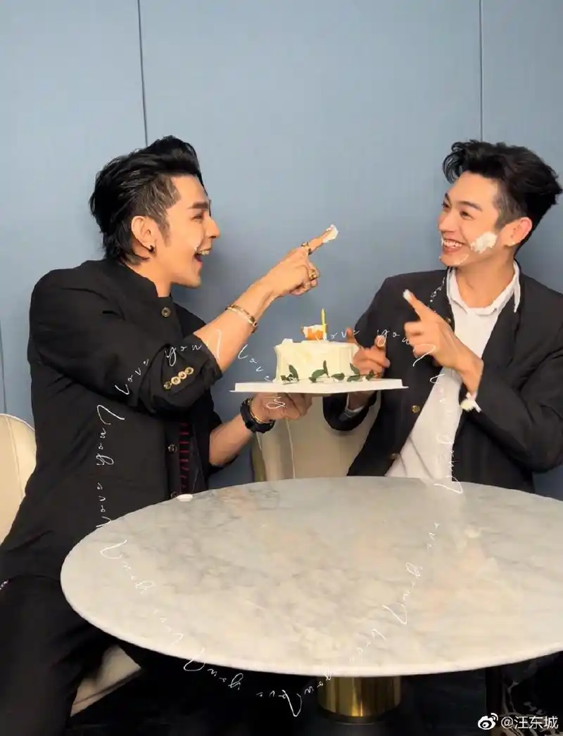 组图:汪东城晒照为辰亦儒庆生 二人互抹奶油相爱相杀