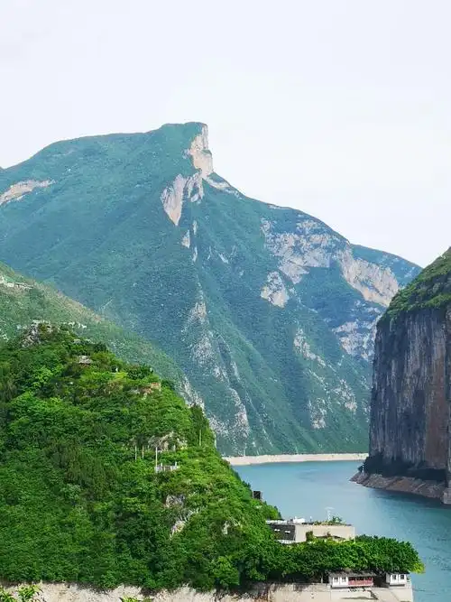 白帝城风景旅游区看到的瞿塘峡口.