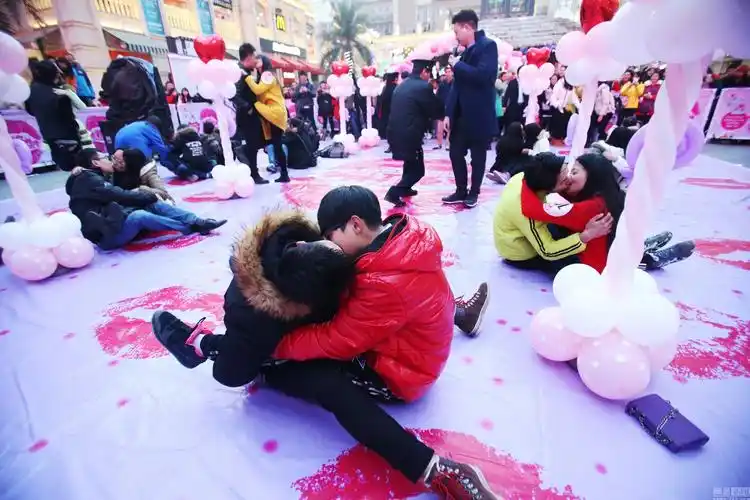 街头现接吻大赛 奇葩姿势引围观