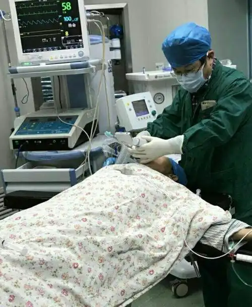 为患者实施麻醉插管