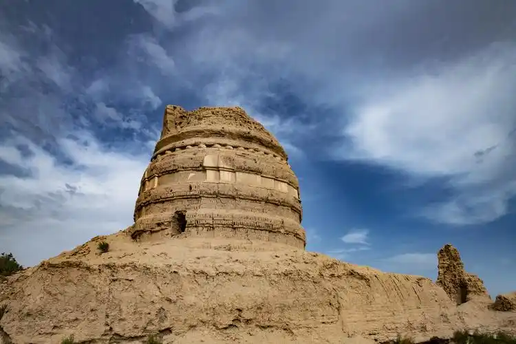 锁阳城外塔尔寺