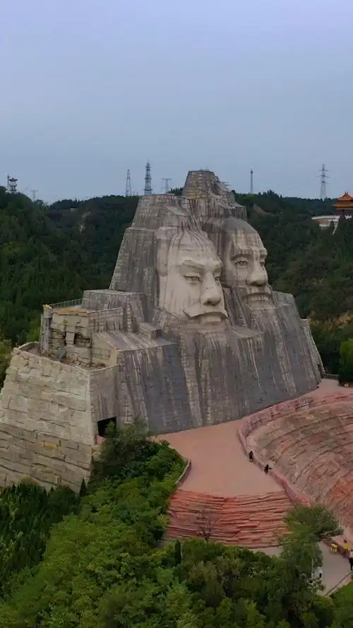 历时20年建成的炎黄二帝雕像,整体高度106米,雕像中高者是炎帝,矮者为