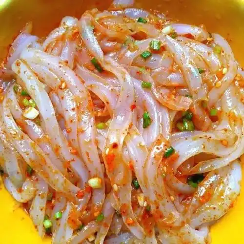 夏季是吃凉粉的最佳季节旧时古镇有挑凉粉担子走街串巷叫卖的人