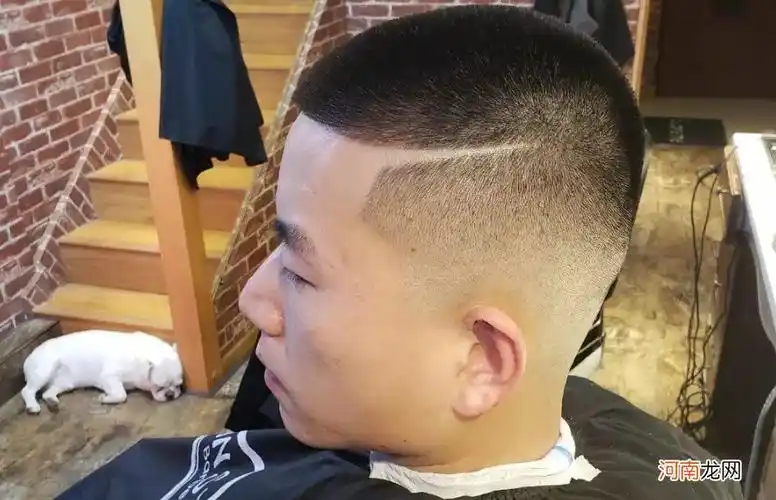 文章插图雕刻只能在较短的头发上呈现,所以寸头就成为发型师创作的