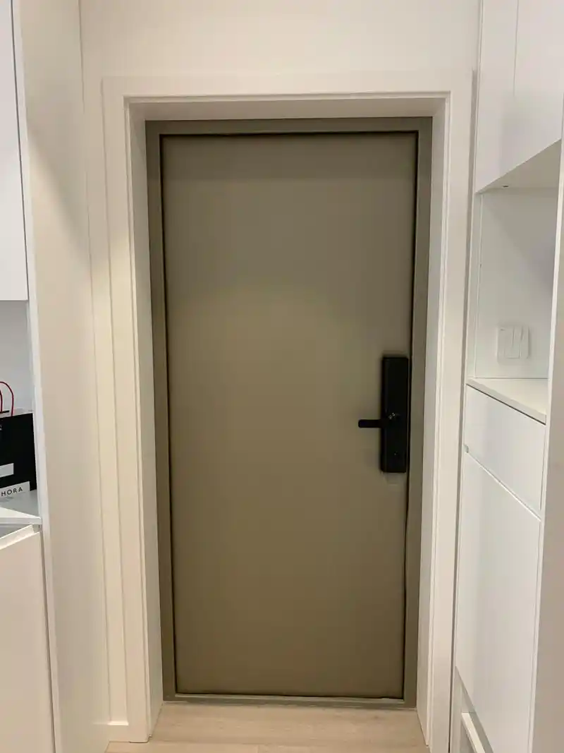 改入户门颜色之包门98 入户门我没有换,还是用的开发商的猪肝红大门