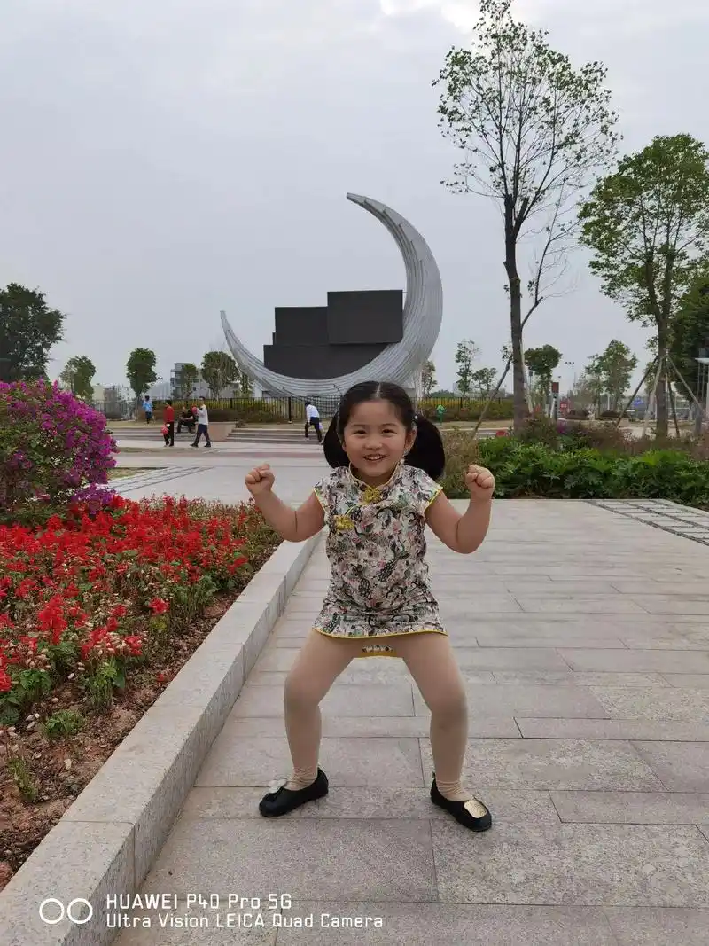 相册给我推荐往年的相片,看到我家女汉子扎马步的照片真的笑喷了 - 抖