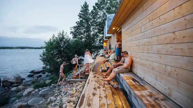 一个神奇的旅行地,雪地里男女混浴洗桑拿,还能欣赏极光这一美景