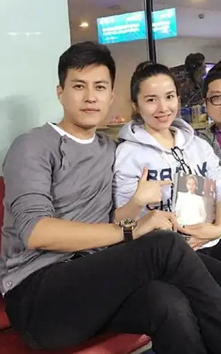 靳东儿子曝光睫毛浓长似洋娃娃 一家三口牵手背影温馨