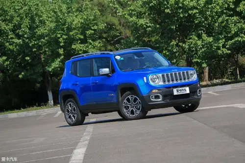 jeep自由侠定位于小型suv,外观是其最大的亮点.