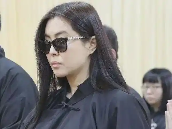 王祖贤也躲不过岁月的洗礼身材发福脸面苍苍皱纹多了很多