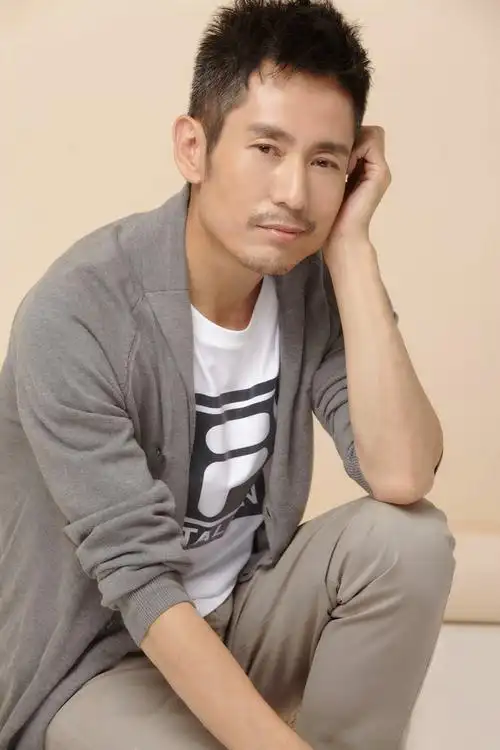 成泰燊秋季写真曝光化身暖男彰显儒雅魅力