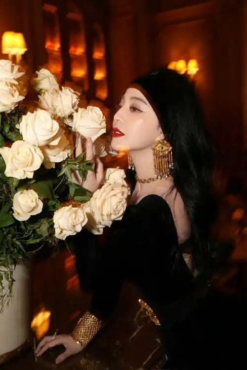 绝对的美貌!41岁范冰冰惊艳亮相巴黎时装周