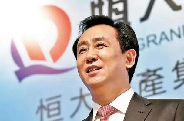 一个从贫苦山村走出来的企业家,曾经受到万人敬仰和称赞的中国首富和