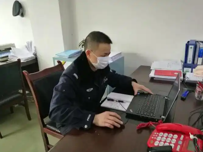 图为抗疫期间民警邹兴林在城中派出所办公室工作.