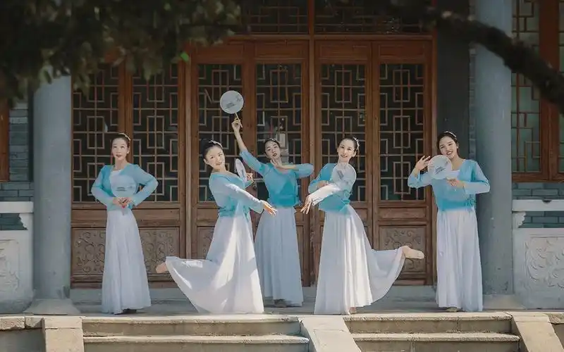 古风团扇舞烟雨行舟烟雨入江南山水如墨染单色舞蹈