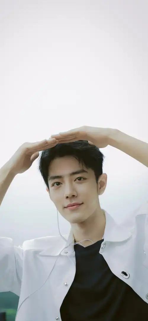 肖战 日常见肖战 清风微雨洗纤尘, 隽朗白衣存笑意. (壁纸存起来