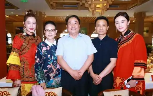 据说她的父亲是当地颇具名望的作家程响.