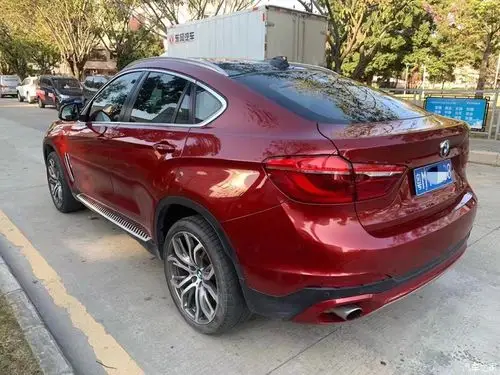红色的宝马x6看起来真好看非常适合女神们开的一款车