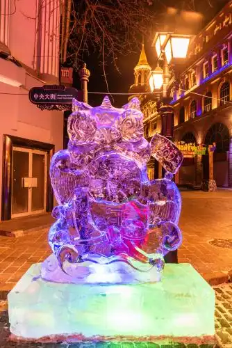 中国黑龙江哈尔滨中央大街的冰雕冰灯夜景