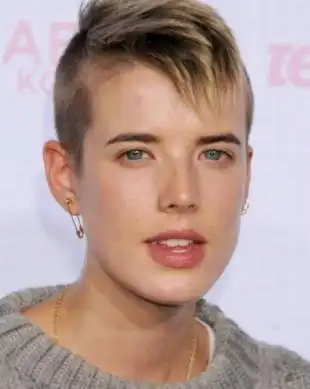 中性的莫西干发型是帅气女性很不错的选择