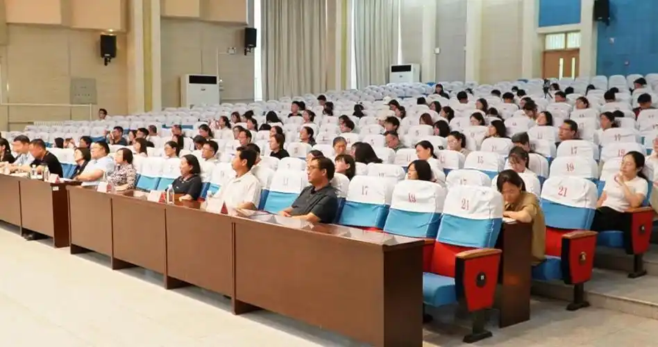 学校举办"立德树人育英才 踔厉奋发向未来"教职工演讲比赛