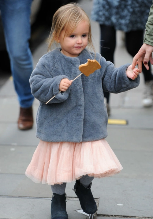 年仅两岁身价23亿的她,将接替小七成为英国新一任"萌娃新贵"