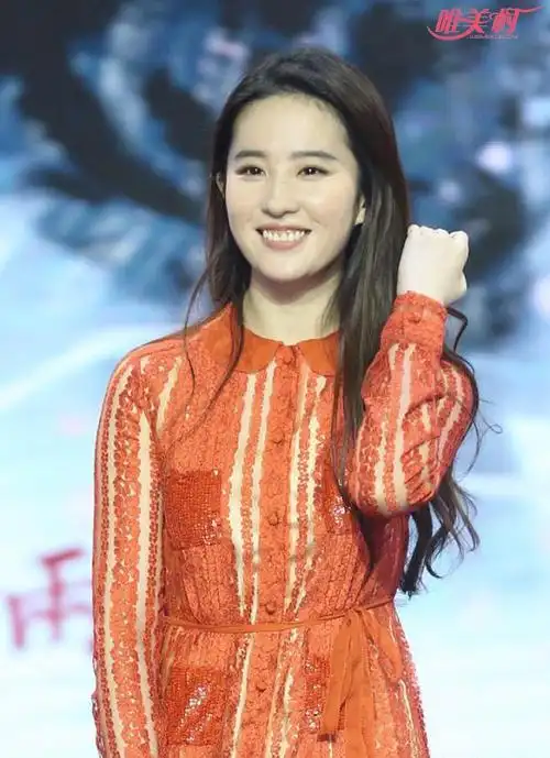 刘亦菲俏皮瞪眼卖萌 大笑露婴儿肥可爱值爆满