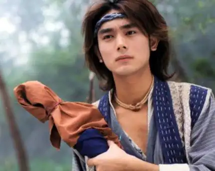 欧阳娜娜赴泰国探亲,认38岁泰星tae当干爸,两人同框好温馨