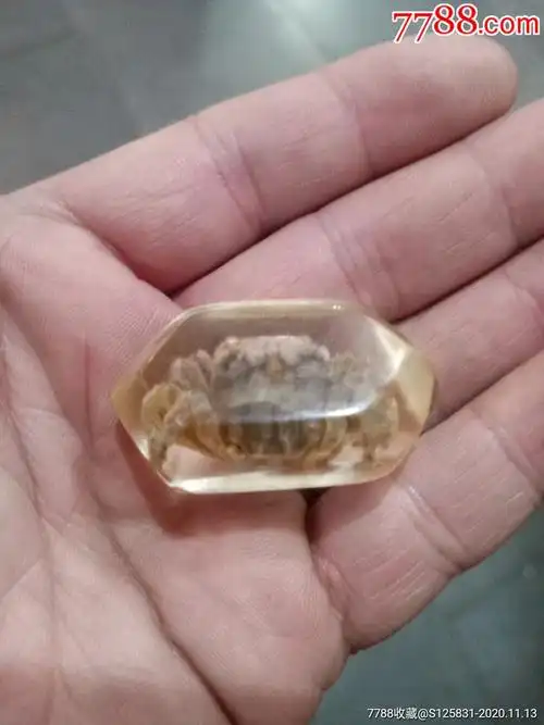 人造琥珀螃蟹