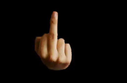只要手做竖中指的图片,背景黑的_百度知道
