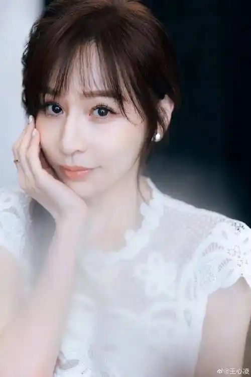 原创王心凌穿白色连衣裙梳单侧麻花辫雪肤玉貌美若天仙