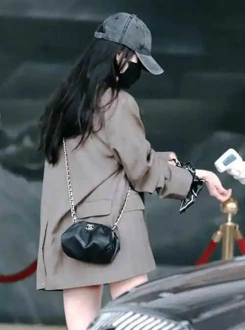 杨幂清晨北京飞上海,穿短裤秀美腿背影照绝了,乖巧测温好可爱_飞机场