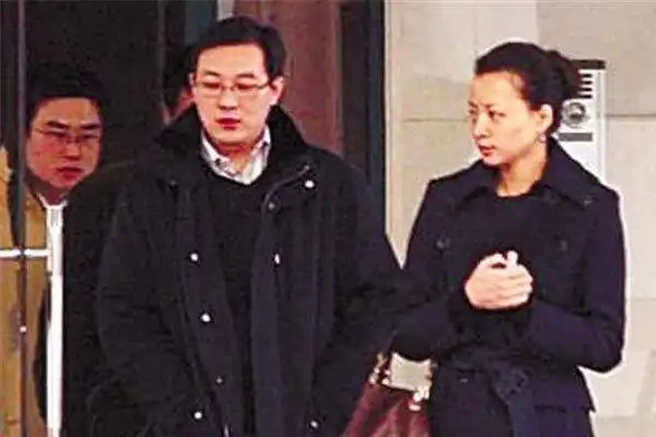 董卿最初是从浙江卫视到上海东方卫视,之后又走进央视的,所以说是凭