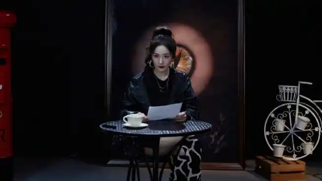 杨幂黑白奶牛花纹长靴##杨幂奶牛花纹长靴