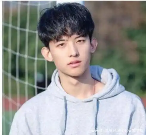 00后不管是女生,还是男生都是很喜欢个性的发型的,比如说这些锅盖头