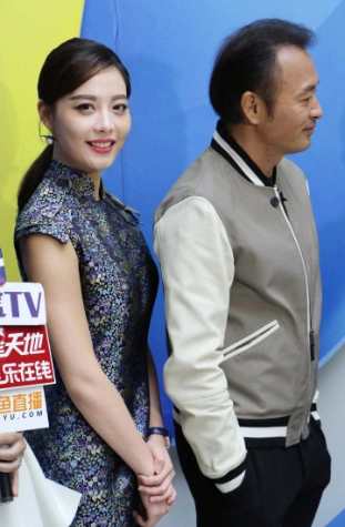 青年演员原雨在剧中扮演军统女特务"韩彩衣"一角,潜伏于汪精卫伪政府