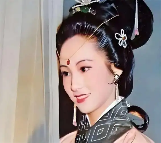 "最美西施"董智芝近照,如今62岁相貌变化大,帅气丈夫也是演员