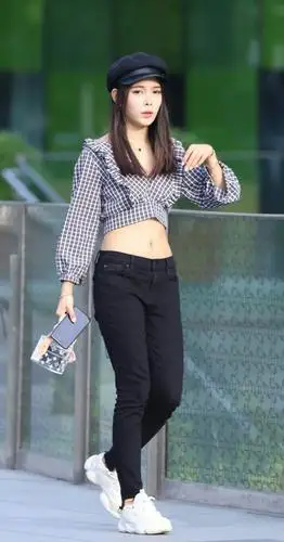 短款上衣与低腰裤子的搭配,要这样身材好的女孩才hold住吧.