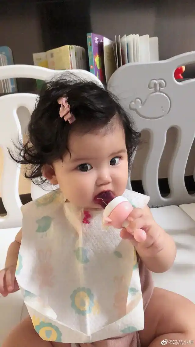 奥运冠军冯喆晒女儿萌照,胖嘟嘟的脸蛋超可爱