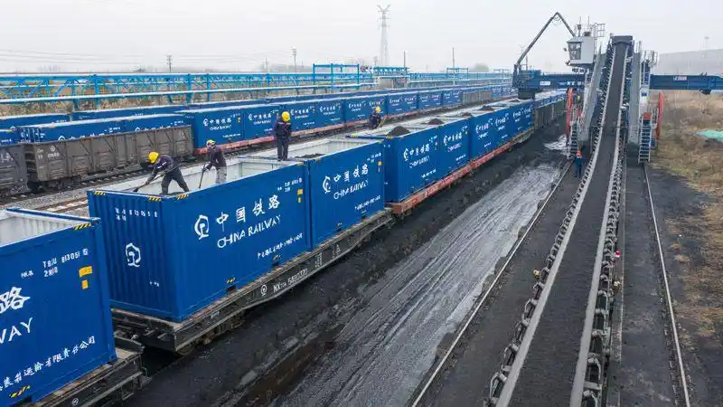 6万箱,其中35吨敞顶集装箱151万箱,石河子站共到达煤炭18.6万箱.