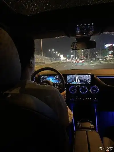 这车啊~最吸引我的地方就是晚上开车~哈哈~64色氛围灯真的很好看~缺点