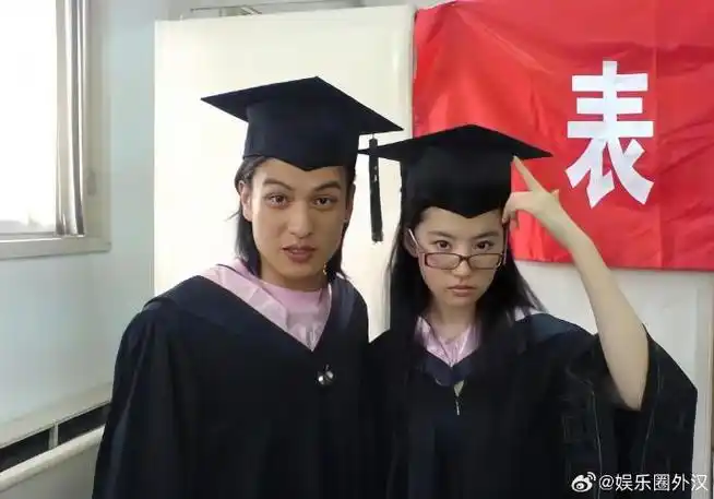 刘亦菲学士服旧照##刘亦菲北电毕业照