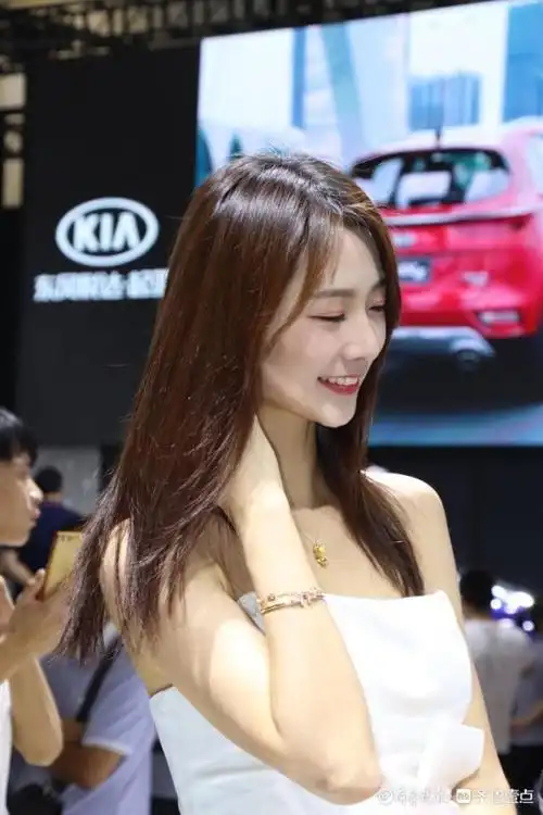 笑起来真好看网红济南美女苏宁来车展啦粉丝拍不停