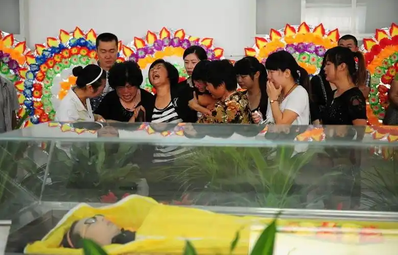 最美抗癌女孩离世 遗体告别仪式令人心痛[组图]