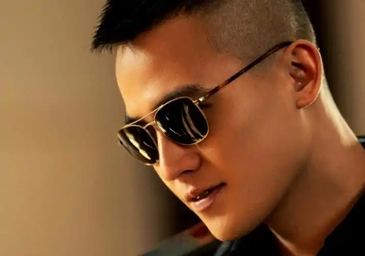 从小欧豪就热爱音乐,喜欢唱歌,尤其喜欢流行音乐和hip hop.