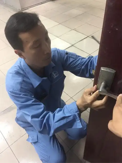 聚酯站站长史银伟积极修理聚酯班班上的门锁