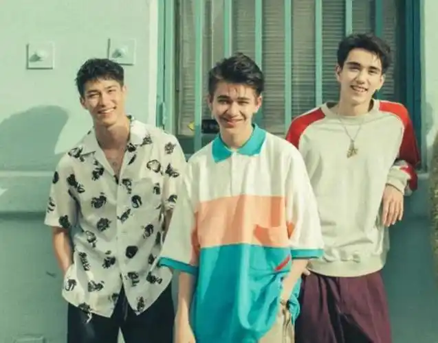 节目中有三位训练生,分别来自同一个乐队组合交叉点,他们便是米卡,和