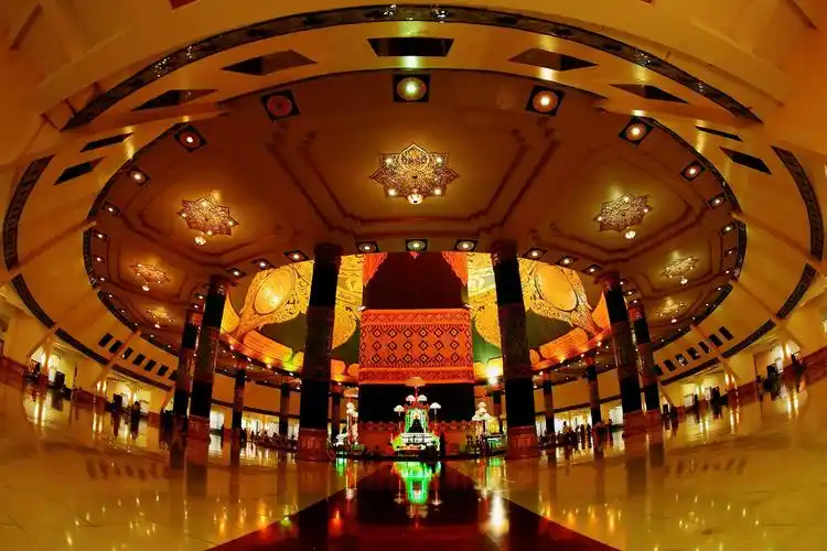 内比都:欧巴达丹蒂佛塔内景(鱼眼拍摄).焦距15mm,快门1/15,光圈f5.