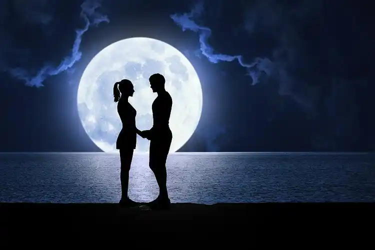 七夕节,满月,情侣手牵手,剪影图片下载